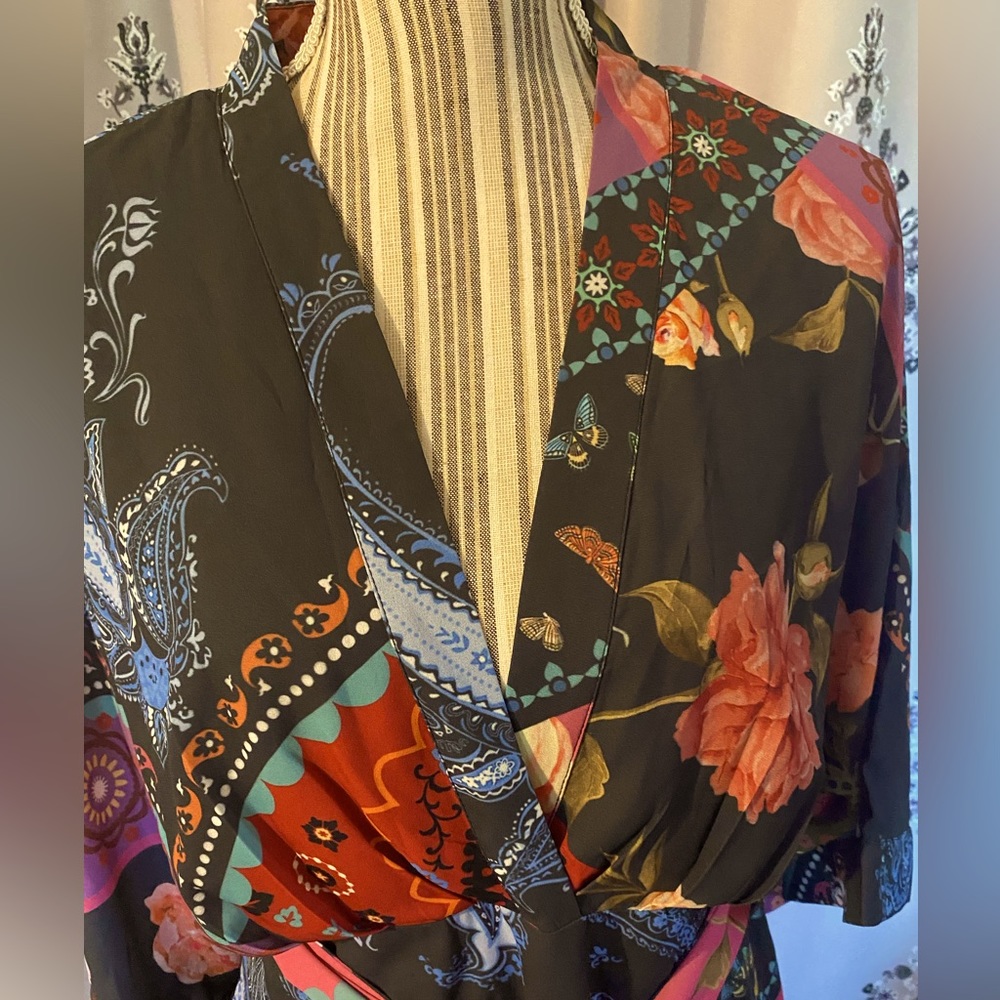 Absolutely stunning lined, multi colored dress with pockets!